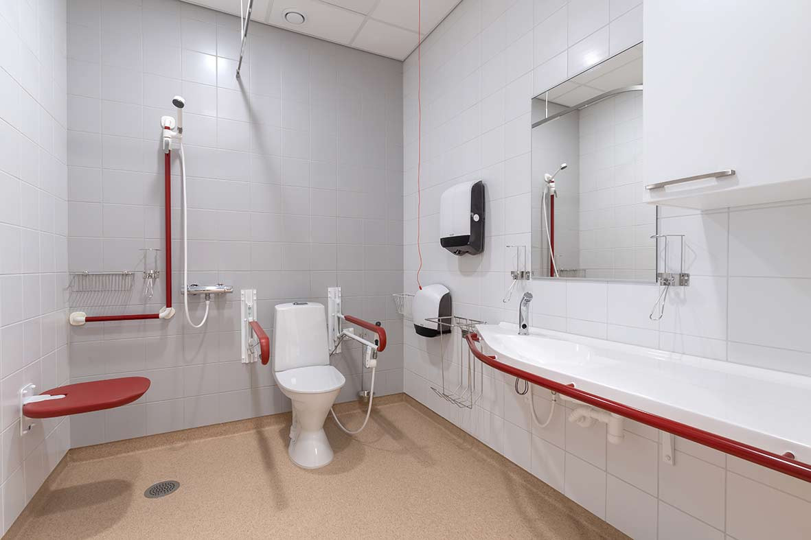Päijät-Hämeen Keskussairaala Korpinen referenssi esteetön kylpyhuone wc ...